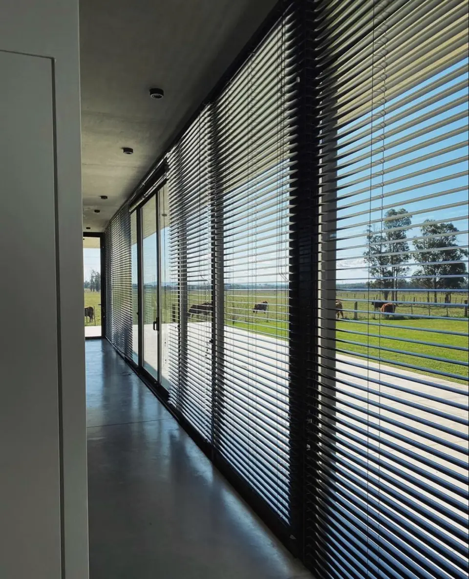 Façade équipée de brise-soleil orientables
